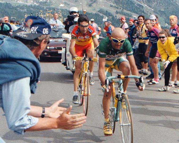 Il 1998  l&#39;anno d&#39;oro di Marco Pantani, quello del Giro d&#39;italia e del Tour de France. Ecco un album di queste due imprese. Si parte con la corsa rosa, 17esima tappa da Asiago a Selva Val Gardena, Marco e Giuseppe Guerini. Ap